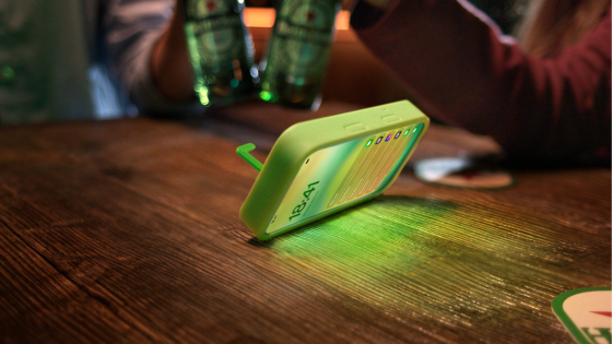 Heineken lança capa que vira celular ao ouvir “cheers”
