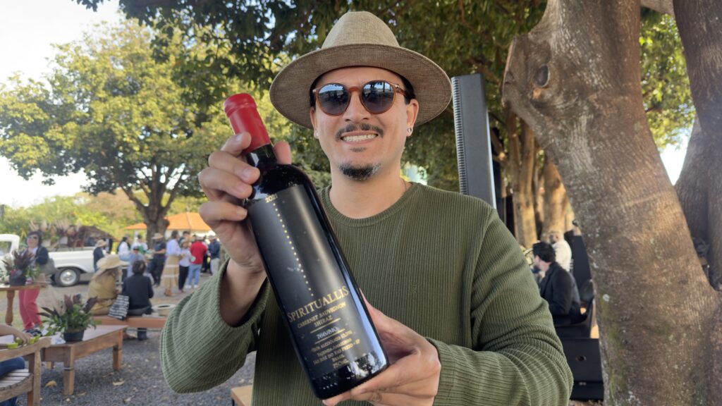Durante o evento, os visitantes participaram da colheita, degustaram vinhos