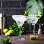 Explore a história e a receita da Margarita, o clássico drink mexicano. Descubra uma dica especial para adicionar um toque picante à borda de sal.