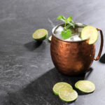 Descubra a história e a receita do Moscow Mule, o drink refrescante servido em caneca de cobre que conquistou o Brasil