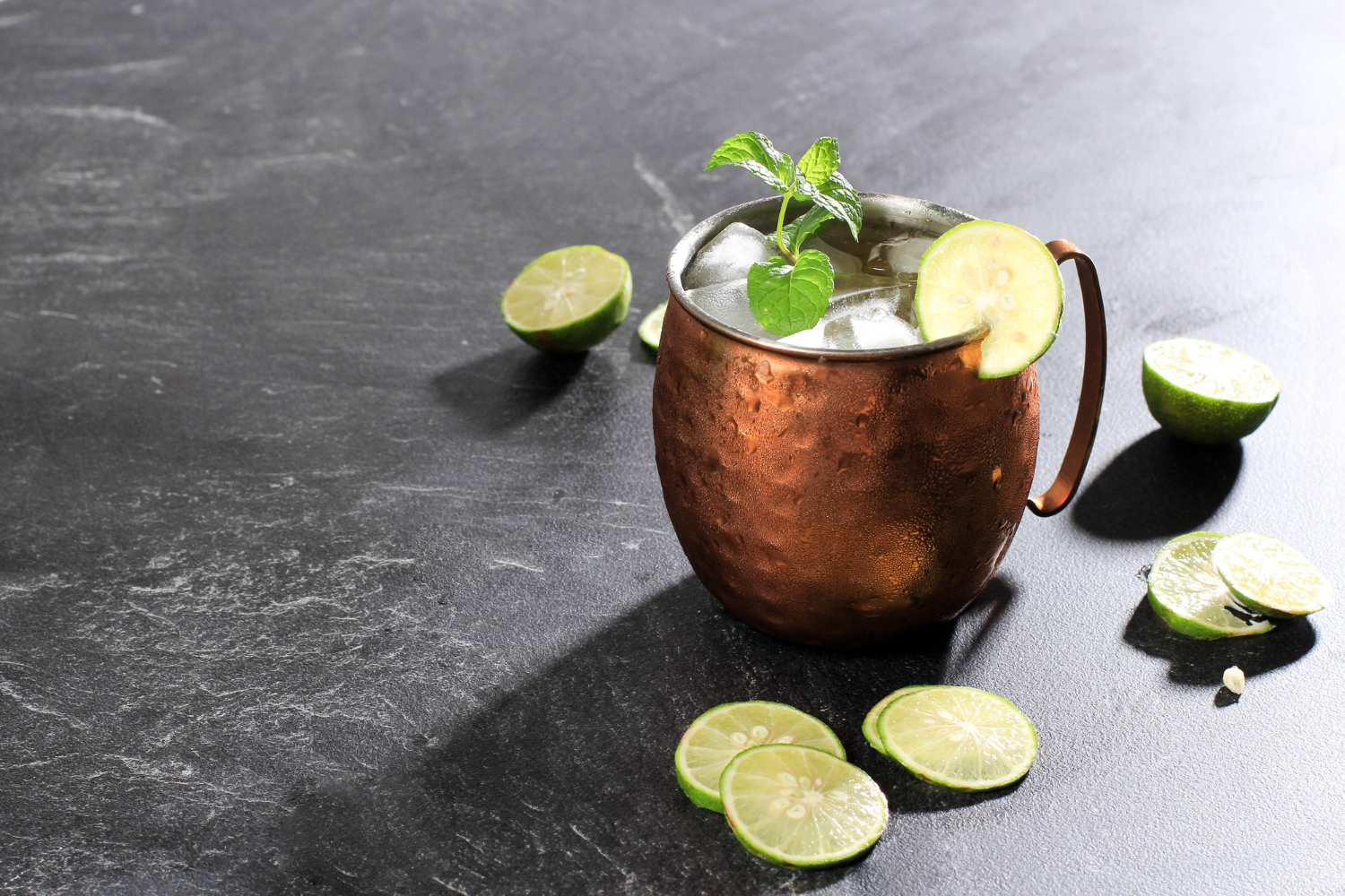 Descubra a história e a receita do Moscow Mule, o drink refrescante servido em caneca de cobre que conquistou o Brasil