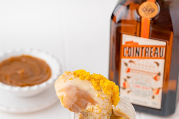 Sorvete no pote com bolo de cenoura sabor doce de leite e Cointreau