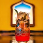 Drinque autoral do Dunas Bar mistura sabores árabes e brasileiros