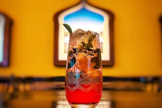 Drinque autoral do Dunas Bar mistura sabores árabes e brasileiros