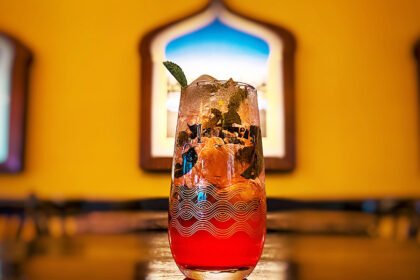 Drinque autoral do Dunas Bar mistura sabores árabes e brasileiros