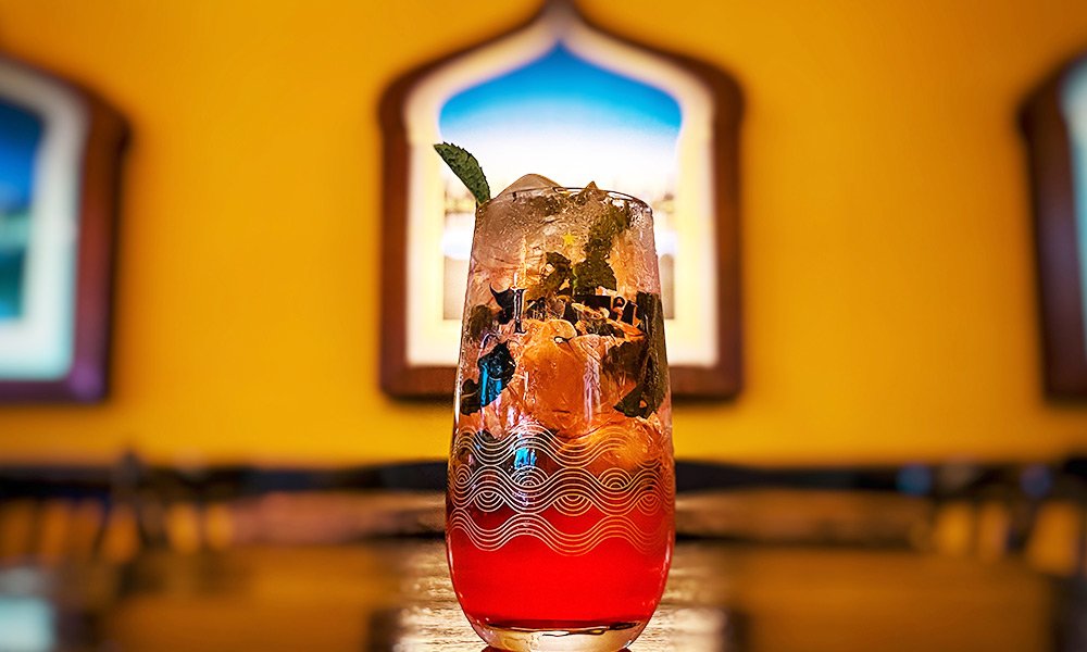 Drinque autoral do Dunas Bar mistura sabores árabes e brasileiros