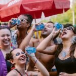 No Carnaval de São Paulo, a ABRABE distribui 80 mil garrafas de água nos blocos para incentivar a hidratação e o consumo responsável de bebidas alcoólicas.