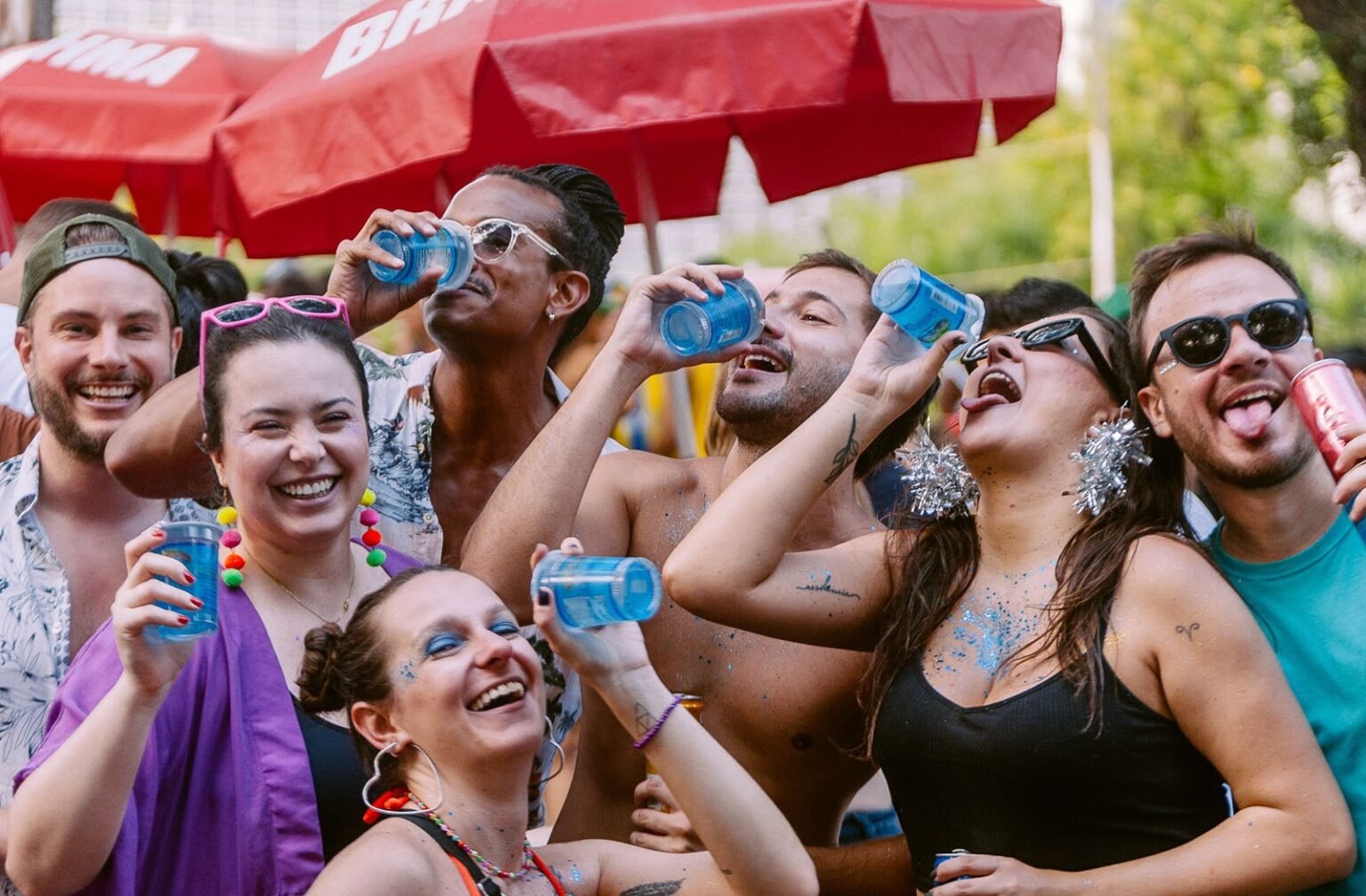 No Carnaval de São Paulo, a ABRABE distribui 80 mil garrafas de água nos blocos para incentivar a hidratação e o consumo responsável de bebidas alcoólicas.