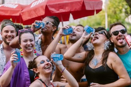 No Carnaval de São Paulo, a ABRABE distribui 80 mil garrafas de água nos blocos para incentivar a hidratação e o consumo responsável de bebidas alcoólicas.