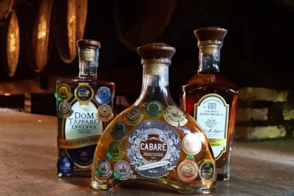 Cachaça Cabaré e Dom Tápparo conquistam ouro no The Spirits Business 2025