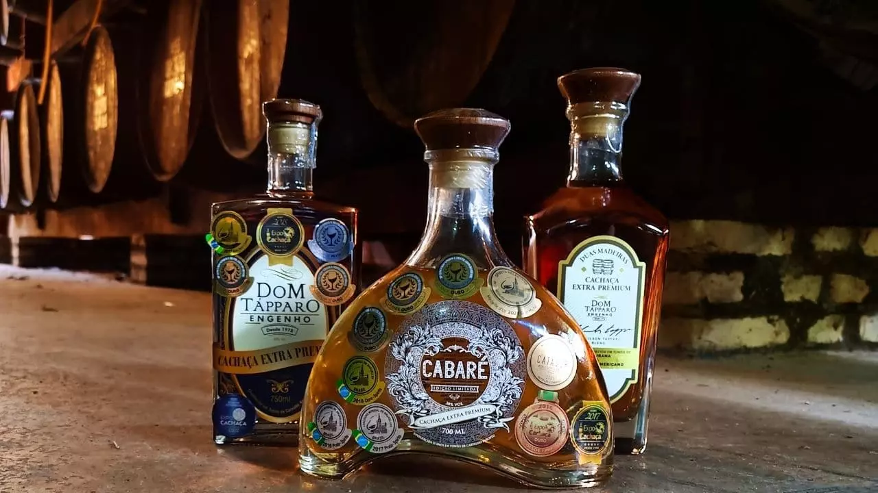 Cachaça Cabaré e Dom Tápparo conquistam ouro no The Spirits Business 2025