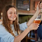 Ambev oferece 3 mil bolsas para mulheres em curso sobre cerveja