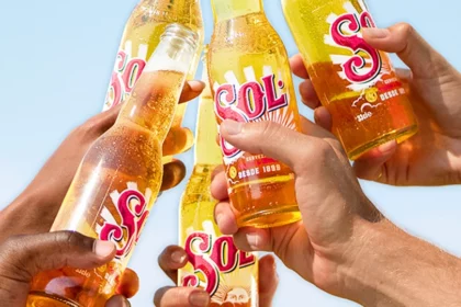 Sol marca presença no Arvo Festival 2025 com cerveja grátis, double nos bares e experiências solares em Florianópolis. Confira as ativações!