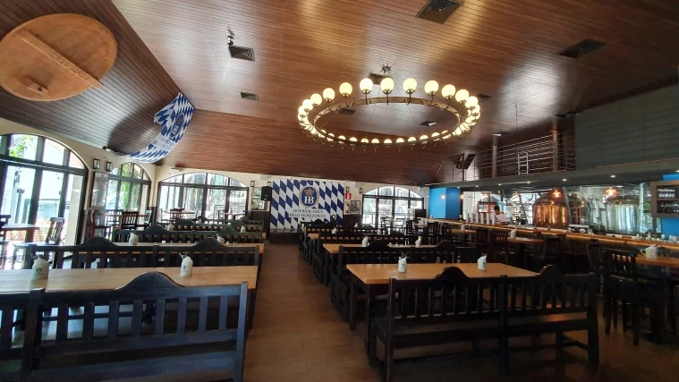 restaurante e a fábrica estão lado a lado