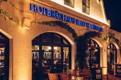 Hofbräuhaus BH comemora 10 anos com nova chef e cardápio renovado