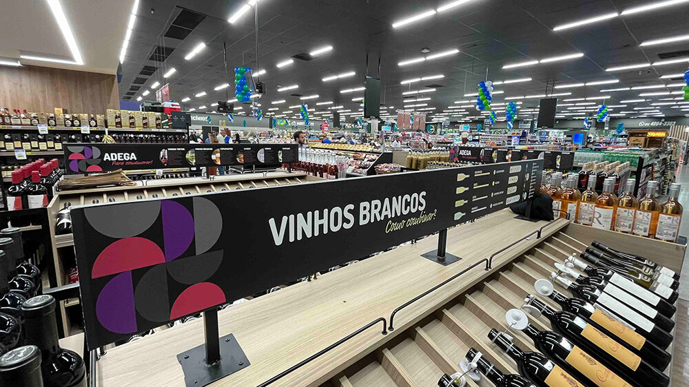 Adega ampliada, que reúne mais de 600 rótulos de vinhos nacionais e internacionais
