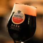Amstel Dark estreia no Brasil: nova cerveja escura puro malte