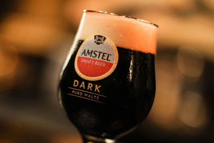 Amstel Dark estreia no Brasil: nova cerveja escura puro malte