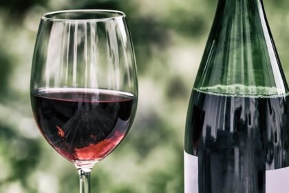 Durante julho e agosto, o Bávaro oferece open de vinho às quintas na Rua 24 Horas, com rótulos portugueses e clima acolhedor. Veja como participar!
