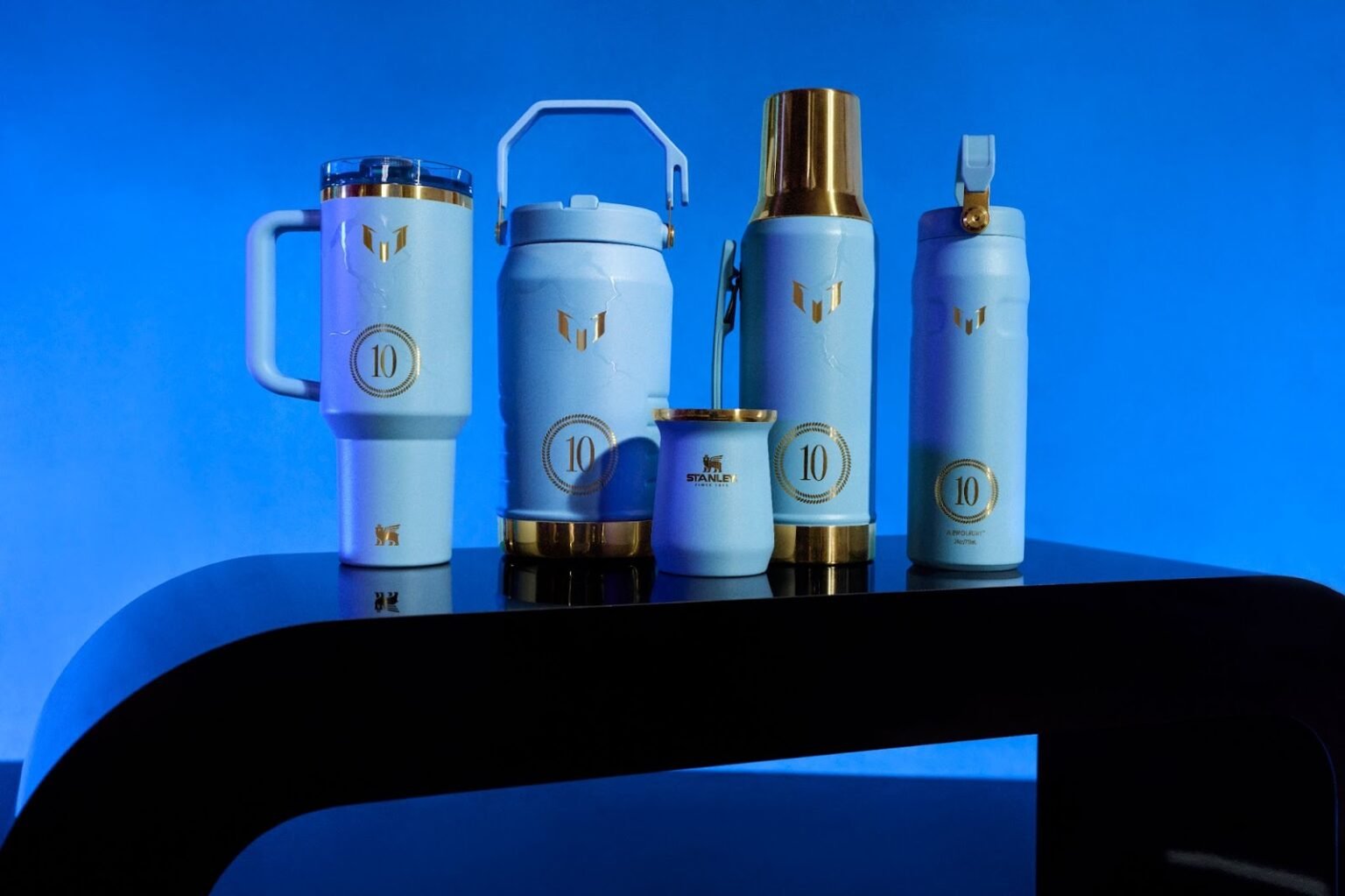 Coleção Stanley Messi Blue é lançada com design premium e já tem itens esgotados no site oficial. Veja preços e detalhes dos produtos.