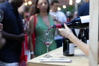 Festival Vinho na Vila acontece nos dias 2 e 3 de agosto em São Paulo com mais de 250 rótulos nacionais, gastronomia, arte e atrações musicais.