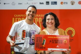 Caio Paiva Lucena, da REVO Manufactory, vence o Brasileiro de Aeropress em Santos e representará o Brasil no Mundial na Coreia do Sul, em dezembro.