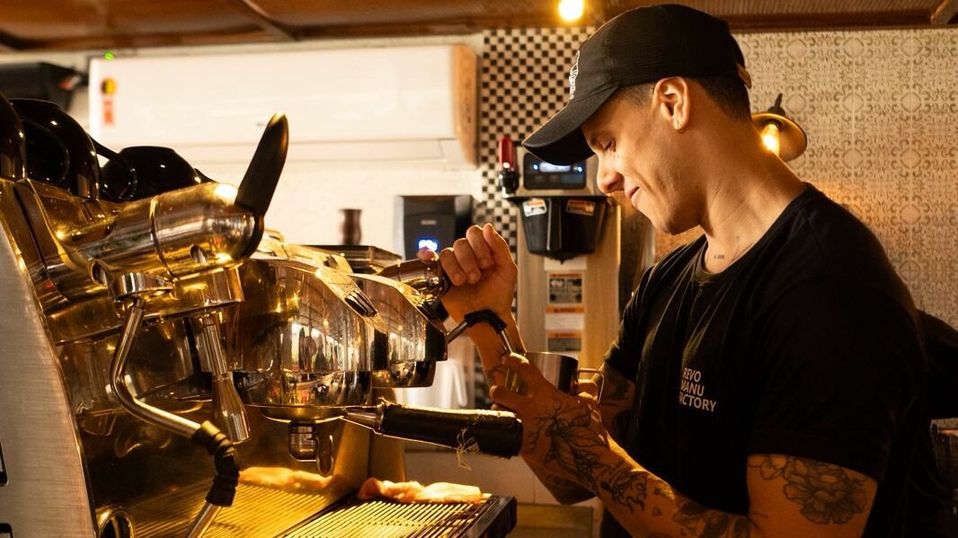 Caio trabalha como barista na REVO, em Santos há cinco anos
