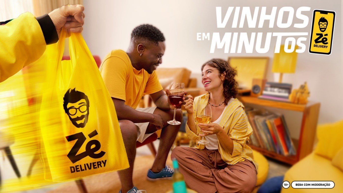 Nova parceria entre Vivino e Zé Delivery permite escolher vinhos com base em avaliações e receber em minutos via app.