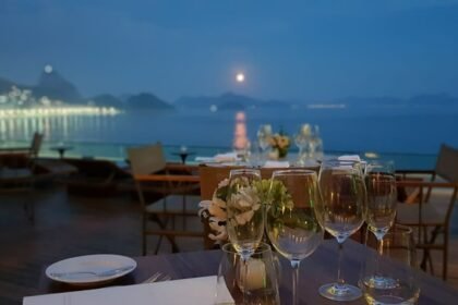 Jantar da lua cheia no Emiliano Rio oferece experiência com vista para Copacabana
