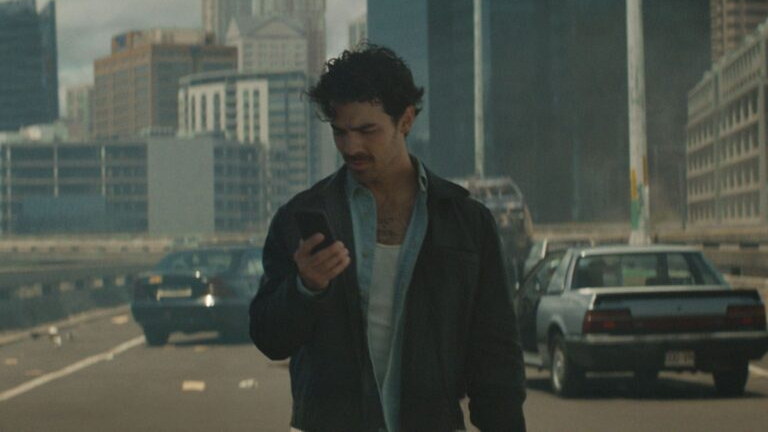 Joe Jonas estrela campanha #SocialOffSocials. Foto: divulgação.