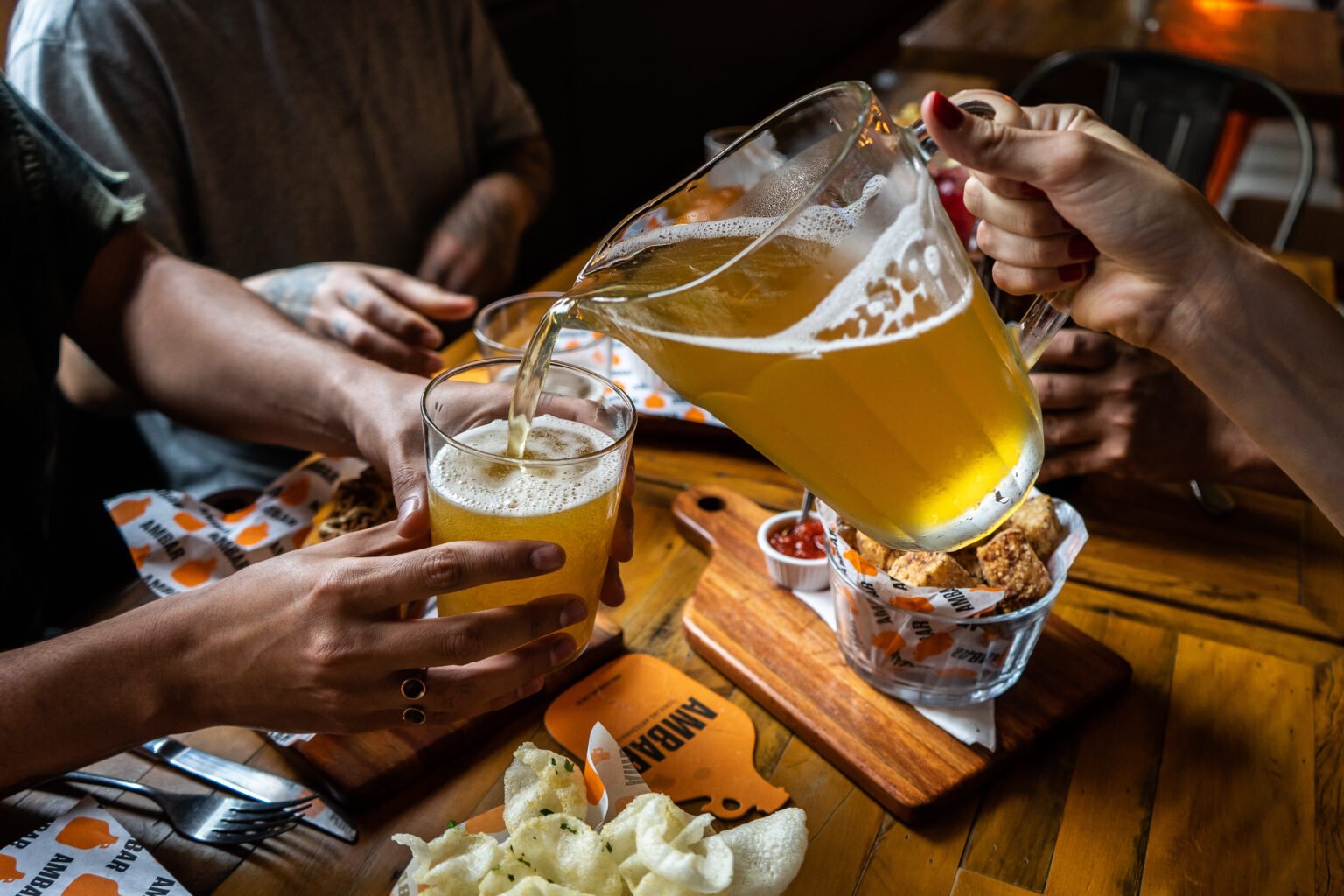 Veja os melhores bares para assistir Palmeiras x Corinthians em São Paulo com transmissão ao vivo, chope gelado e petiscos caprichados.