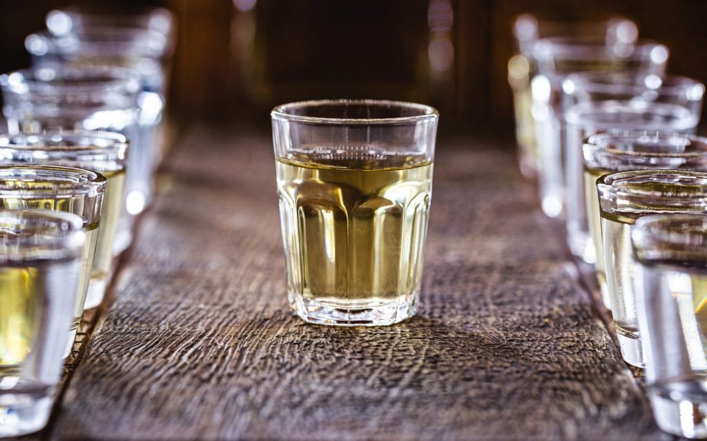 Produtores paulistas já podem se inscrever na Rota da Cachaça Paulista e no concurso estadual. Iniciativas valorizam a bebida artesanal e o turismo rural.