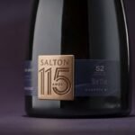 Salton celebra 115 anos com espumante 100% pinot noir, edição limitada e 52 meses de maturação, exaltando a tradição da vinícola mais antiga do Brasil.
