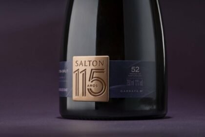 Salton celebra 115 anos com espumante 100% pinot noir, edição limitada e 52 meses de maturação, exaltando a tradição da vinícola mais antiga do Brasil.