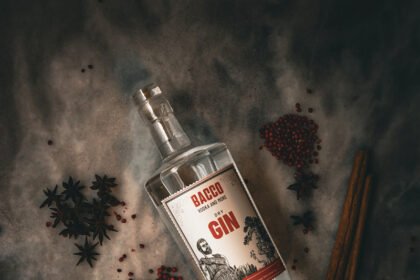 A Bacco Destilados lança o Bacco Dry Gin, seu primeiro rótulo na categoria, pensado para a coquetelaria contemporânea. Leve, refrescante e versátil.