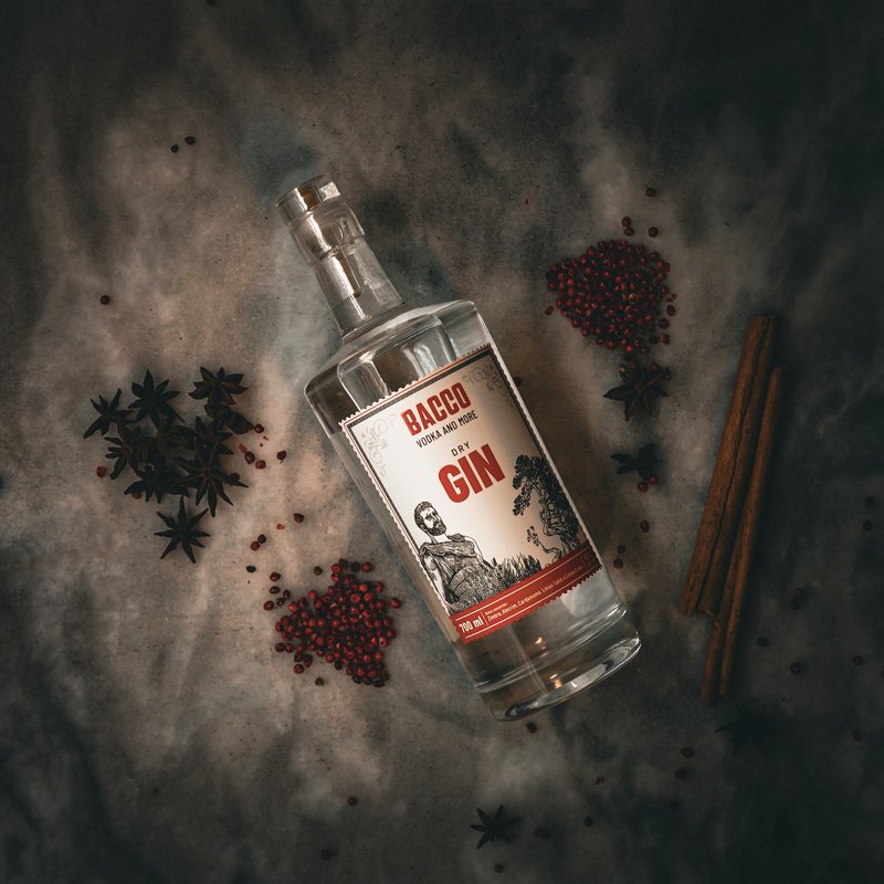 A Bacco Destilados lança o Bacco Dry Gin, seu primeiro rótulo na categoria, pensado para a coquetelaria contemporânea. Leve, refrescante e versátil.