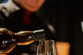Degustação conduzida por Márcio Becker apresenta seis single malts das regiões da Escócia no Kempinski Laje de Pedra, em Canela (RS).