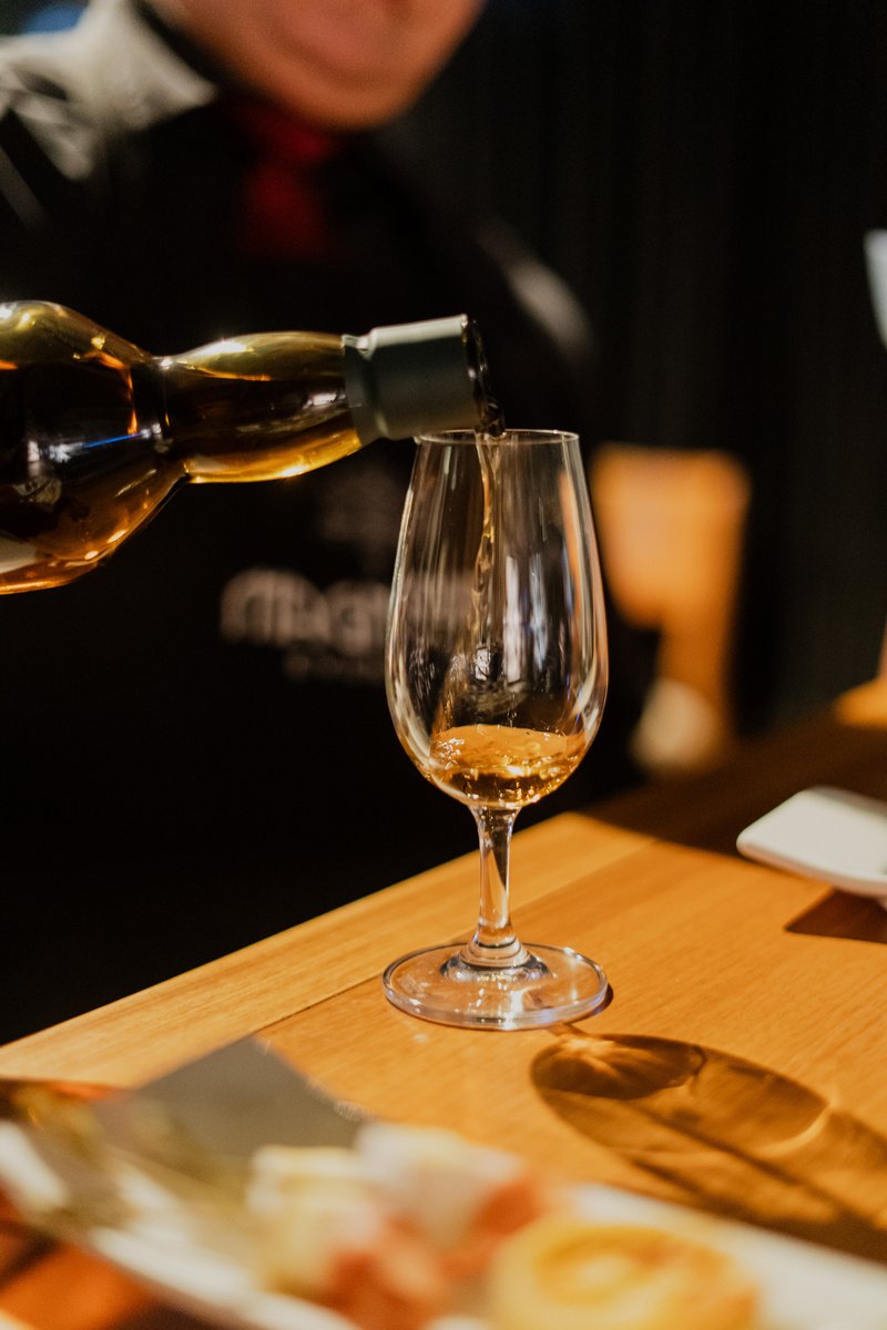 Degustação conduzida por Márcio Becker apresenta seis single malts das regiões da Escócia no Kempinski Laje de Pedra, em Canela (RS).