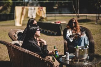 Heineken e WTNB realizam experiência imersiva no Sítio Motoko-Teruaki, em Pindamonhangaba, unindo moda sustentável, agrofloresta e cultura em um projeto criativo de Ana Clara Watanabe.