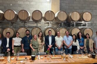 John Barker, diretor-geral da OIV, esteve na Vinícola Brasília e na Villa Triacca, consolidando o Distrito Federal no cenário internacional da vitivinicultura.