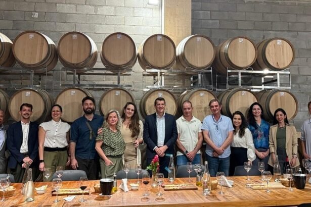 John Barker, diretor-geral da OIV, esteve na Vinícola Brasília e na Villa Triacca, consolidando o Distrito Federal no cenário internacional da vitivinicultura.