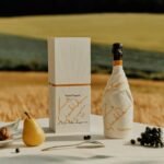 Simon Porte Jacquemus assina edição limitada de La Grande Dame 2018 da Veuve Clicquot, unindo alta-costura, champagne e tradição artesanal.