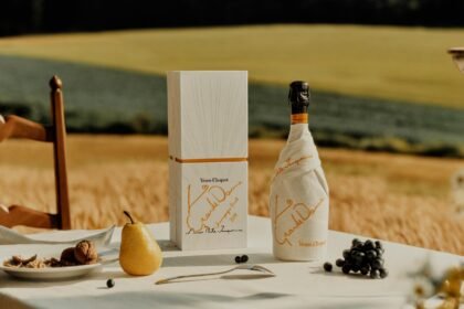 Simon Porte Jacquemus assina edição limitada de La Grande Dame 2018 da Veuve Clicquot, unindo alta-costura, champagne e tradição artesanal.