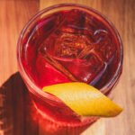 O Expedito Bar, no Campo Belo, terá guests, DJs e brindes exclusivos durante a Negroni Week, de 22 a 28 de setembro em São Paulo.