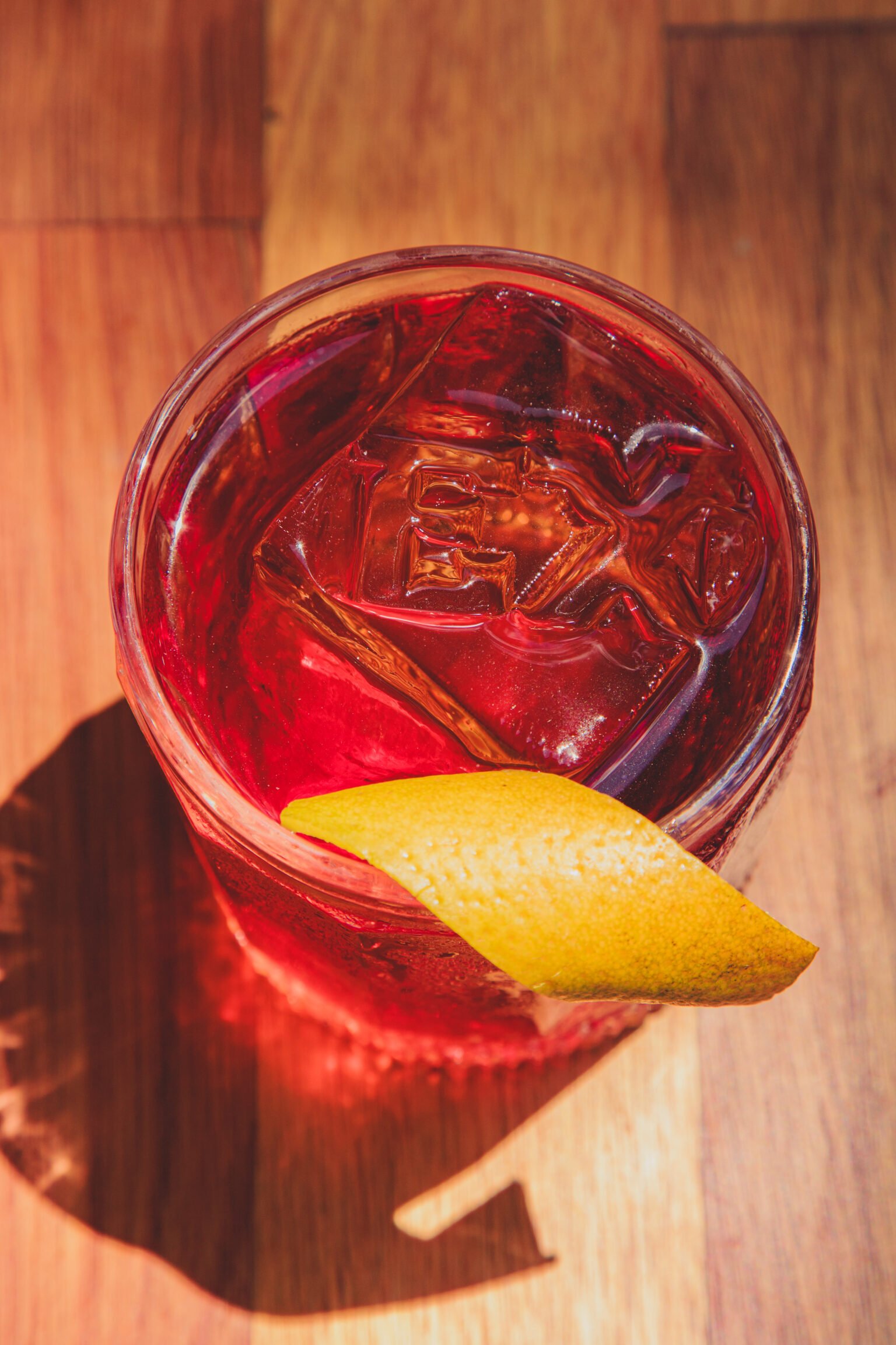 O Expedito Bar, no Campo Belo, terá guests, DJs e brindes exclusivos durante a Negroni Week, de 22 a 28 de setembro em São Paulo.