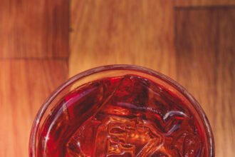 O Expedito Bar, no Campo Belo, terá guests, DJs e brindes exclusivos durante a Negroni Week, de 22 a 28 de setembro em São Paulo.