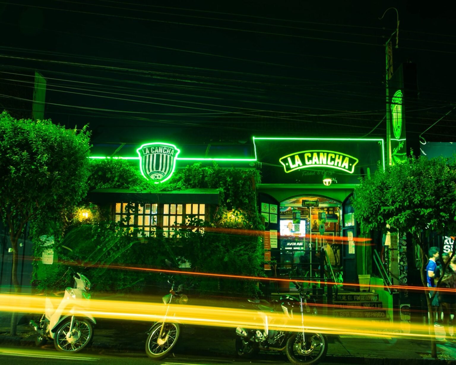 O La Cancha completa 7 anos em Rio Preto com futebol, comida callejera, chopes artesanais e atendimento acolhedor.