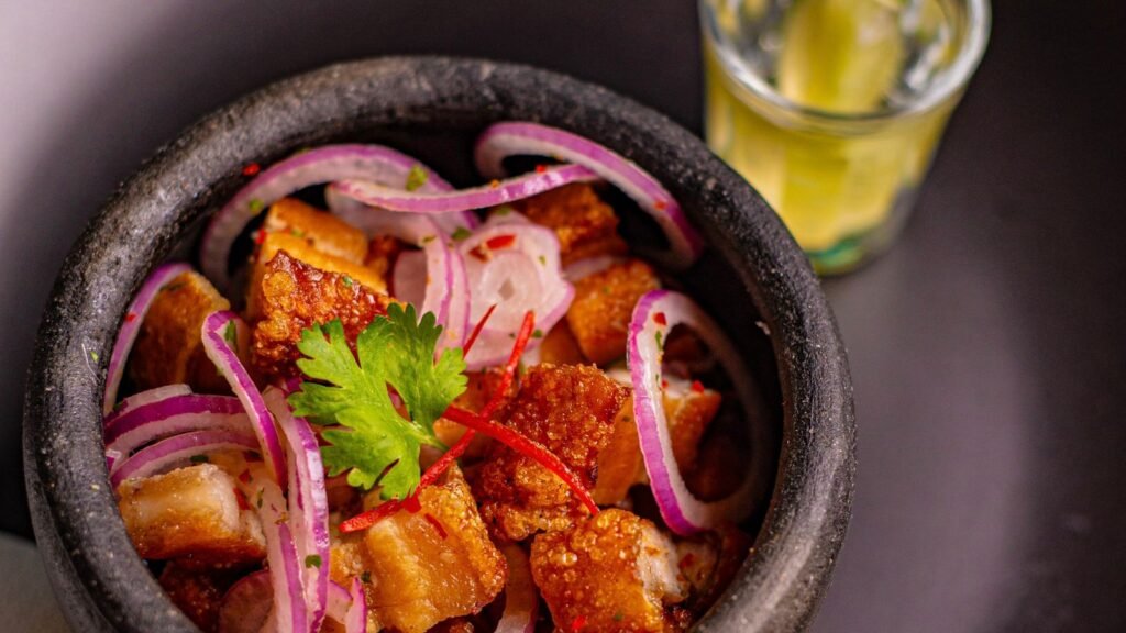 O ceviche tradicional peruano abre o jogo com peixe fresco marinado no limão, cebola roxa, coentro, batata doce e milho