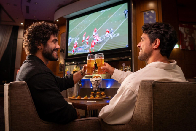 Hilton São Paulo Morumbi transmite Chiefs x Chargers no Canvas Bar com DJ, telão e promoções de Budweiser e coquetéis.