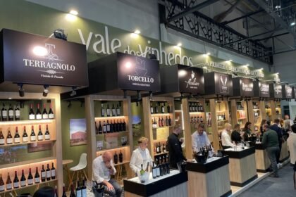 O Vale dos Vinhedos marca presença na ProWine São Paulo 2025 com 11 vinícolas, reforçando seu terroir premiado e posição de destaque na produção de vinhos finos do Brasil.